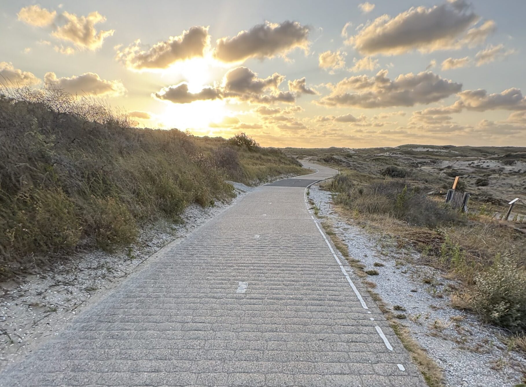 Zonsondergang op fietspad