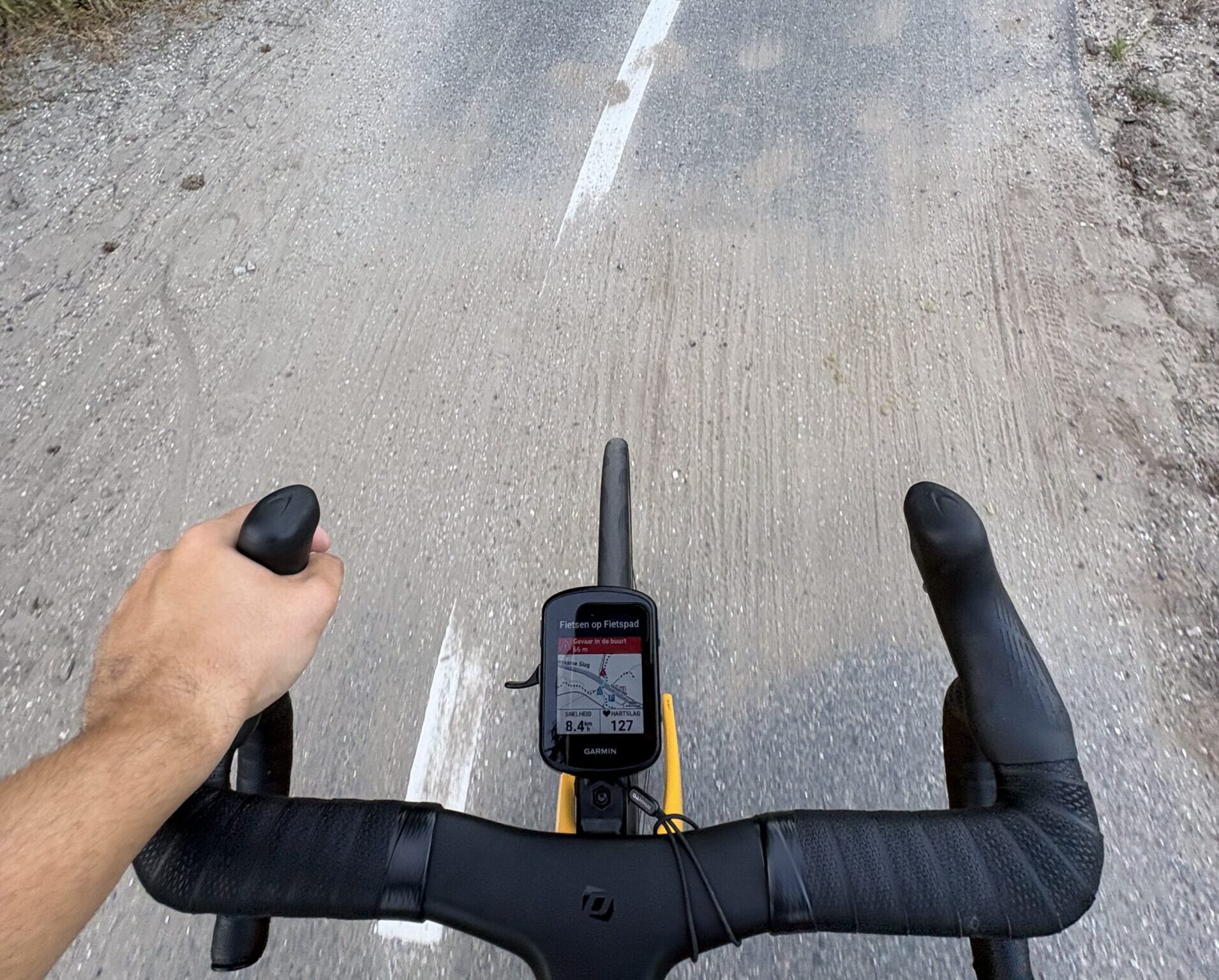 Ride & Table fiets op strand route tijdens wielerevenement.